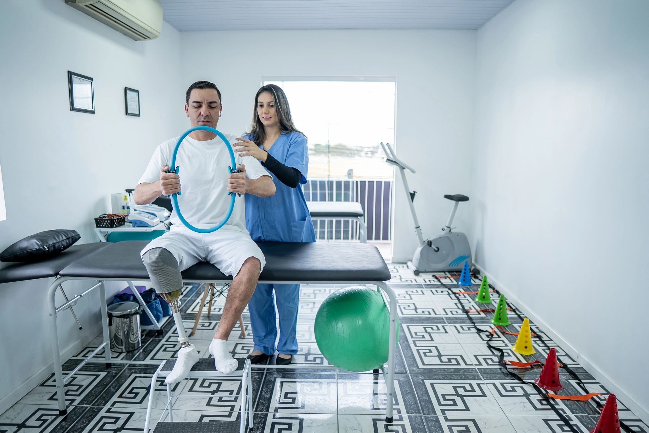 Paciente realizando ejercicios de rehabilitación con apoyo de terapeuta
