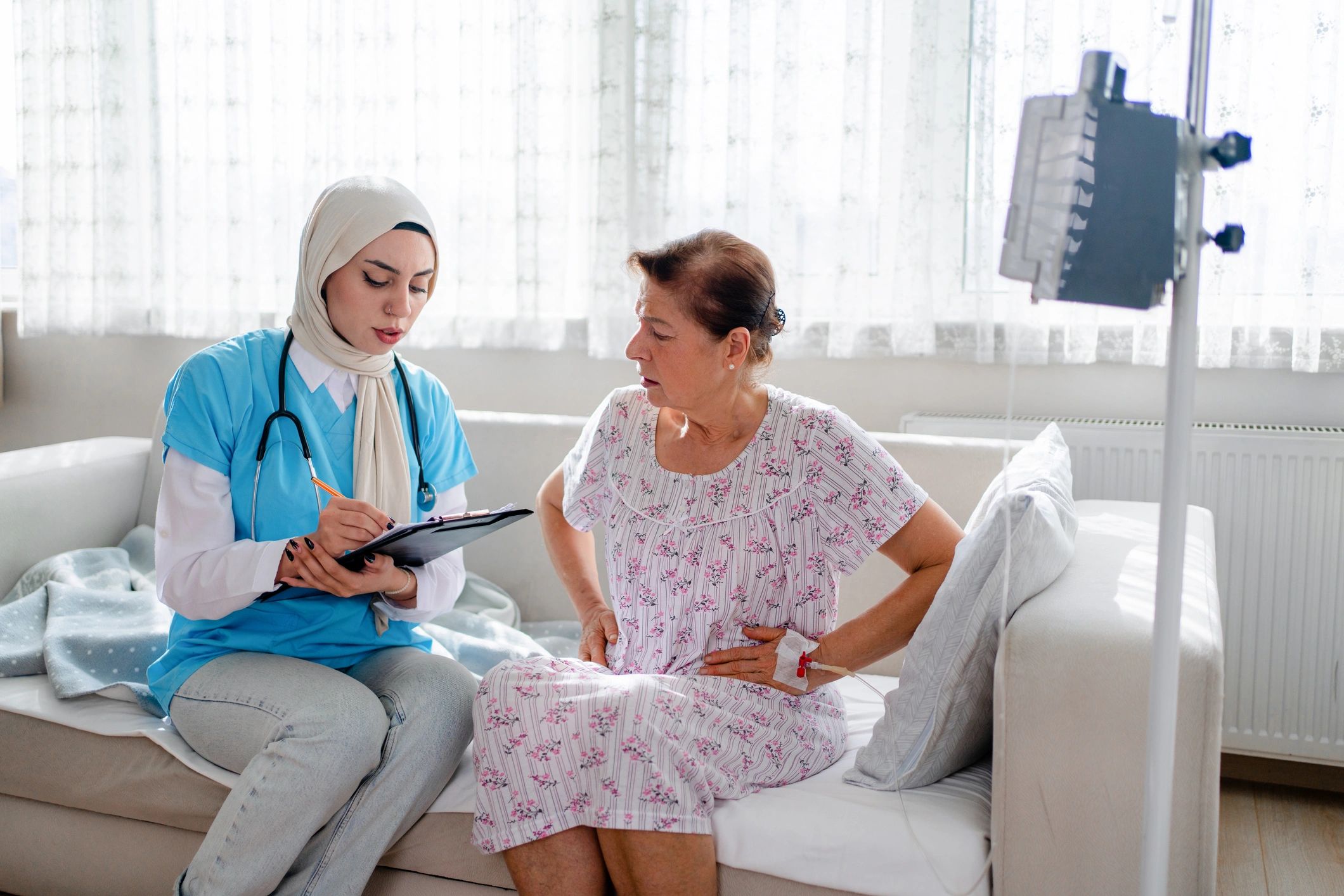 Paciente durante valoración médica relacionada con dolor