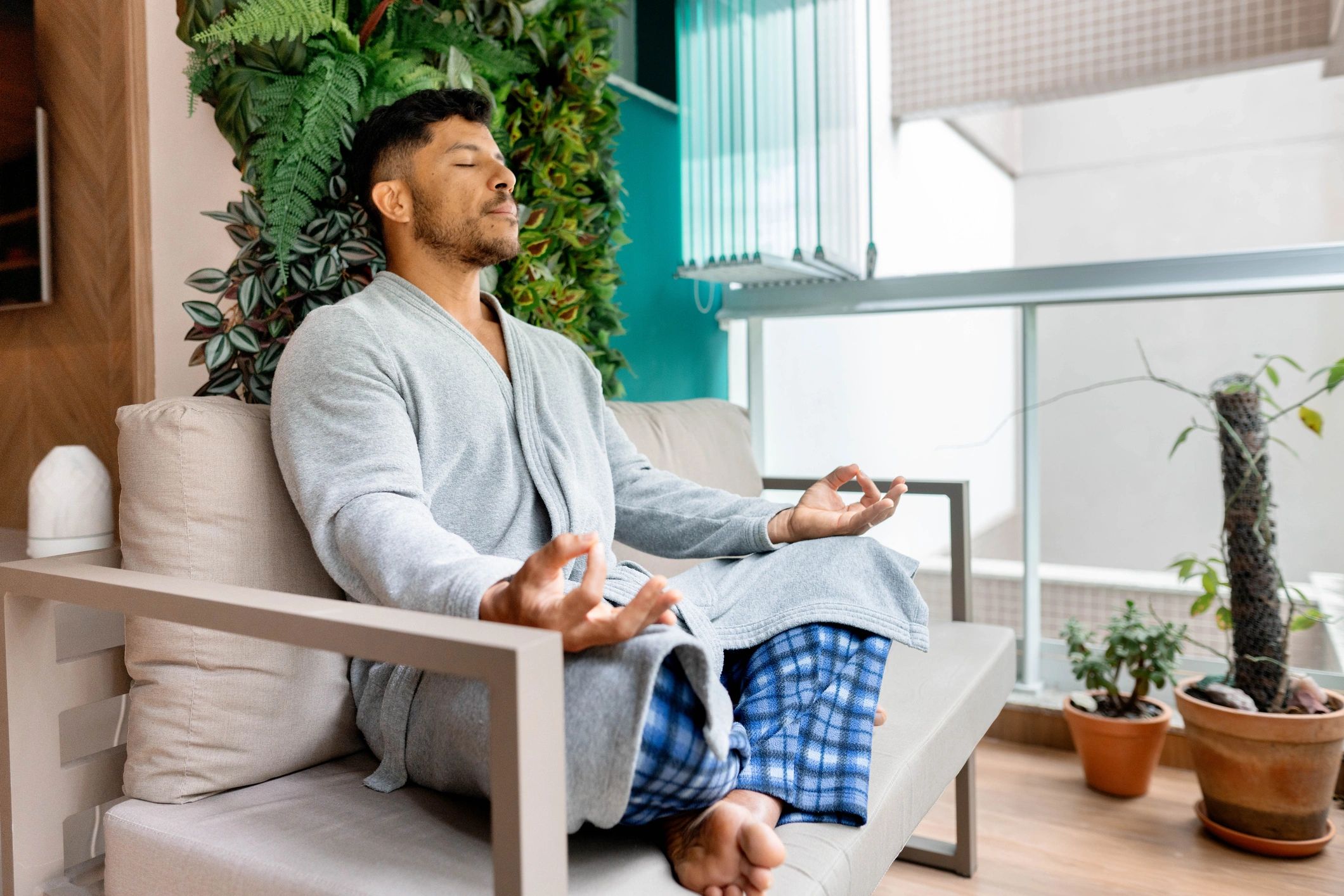 Persona practicando meditación para bienestar mental