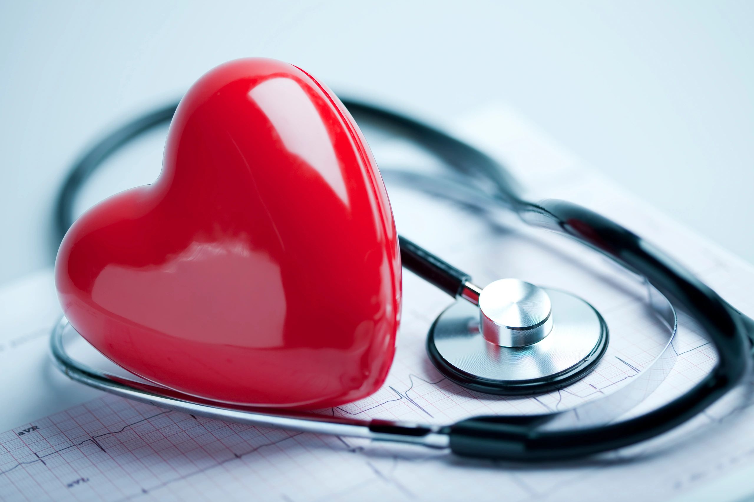Concepto de salud del corazón con estetoscopio y electrocardiograma