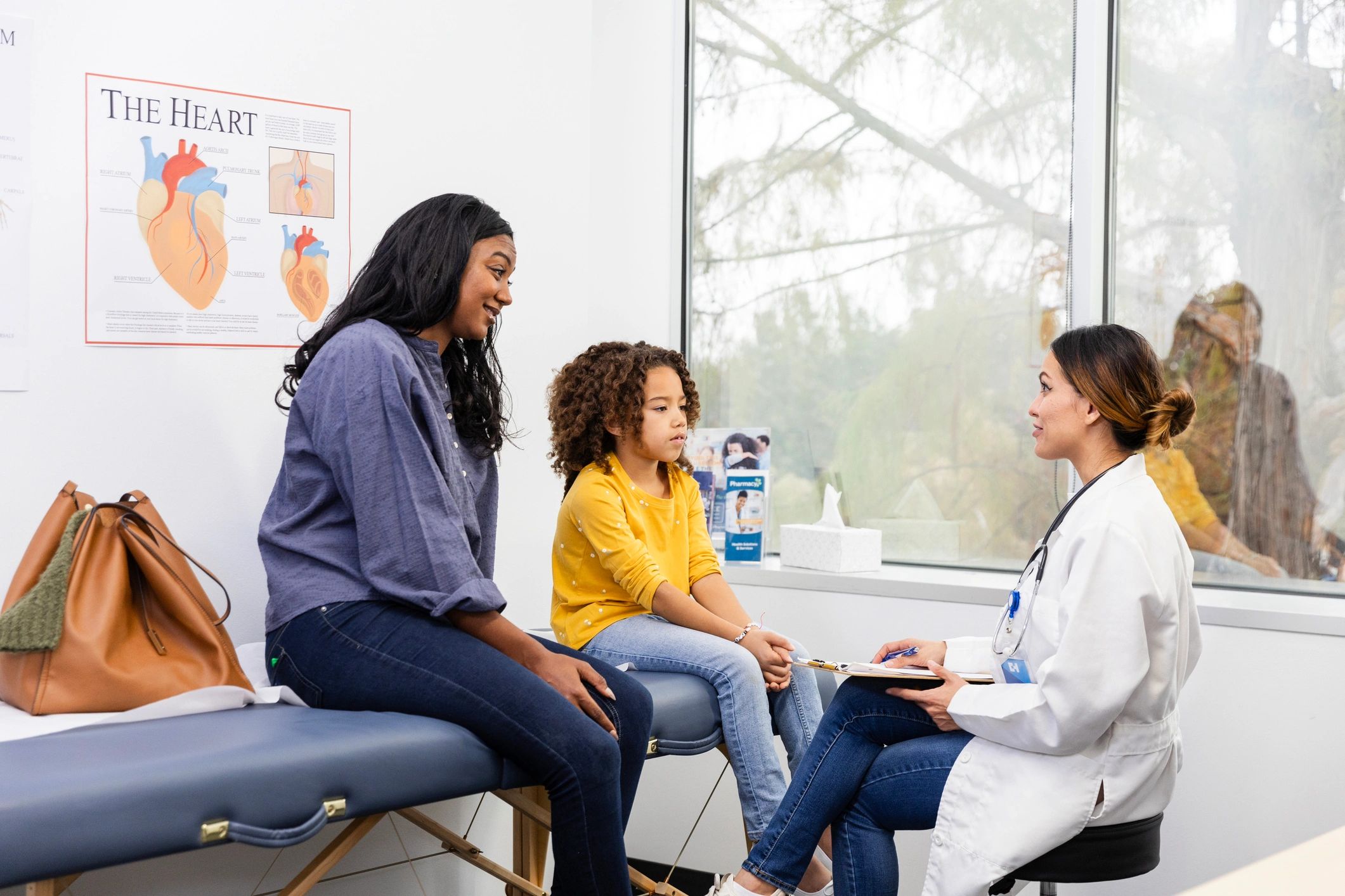 Paciente conversando con doctora durante consulta