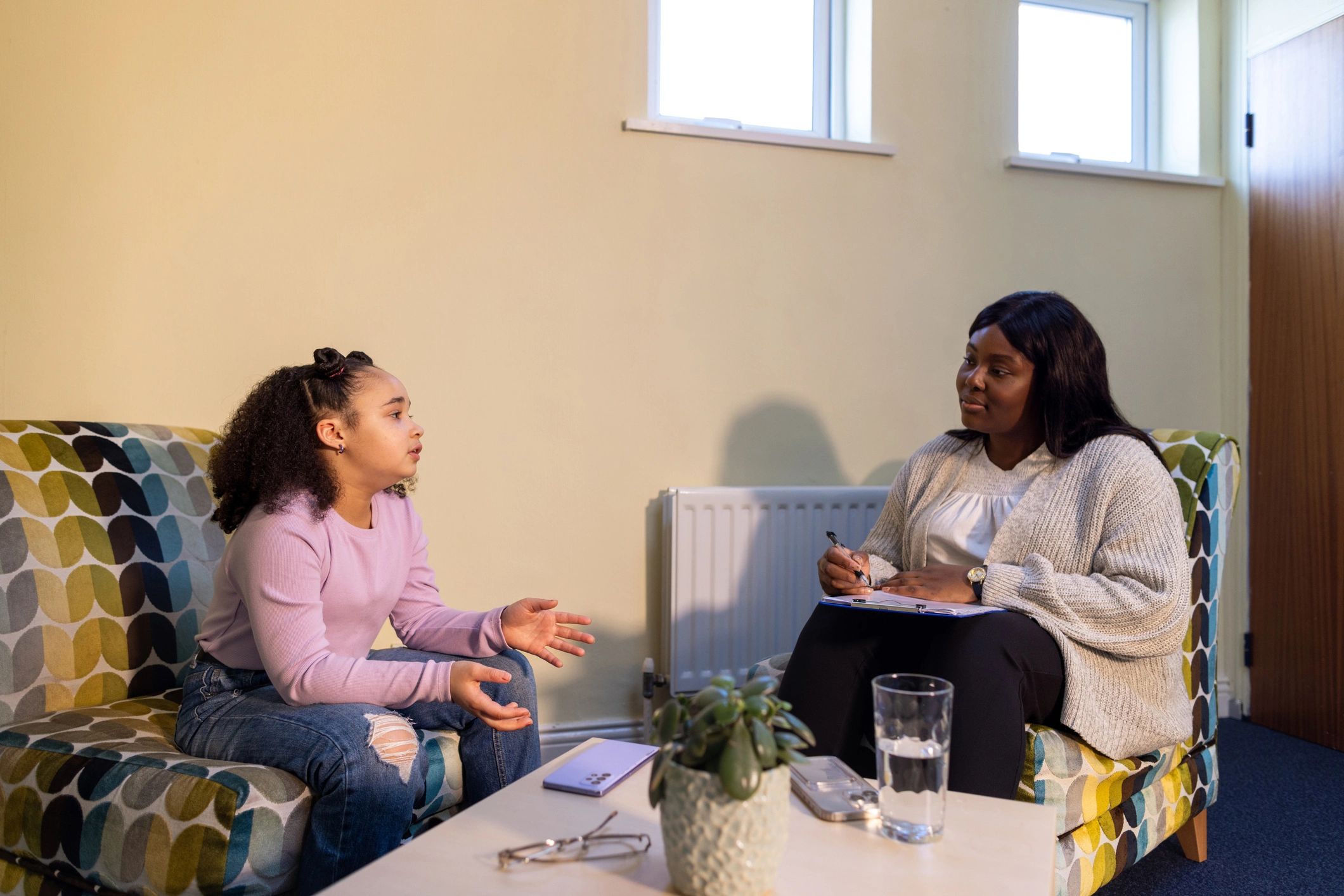 Niña en sesión terapéutica con profesional