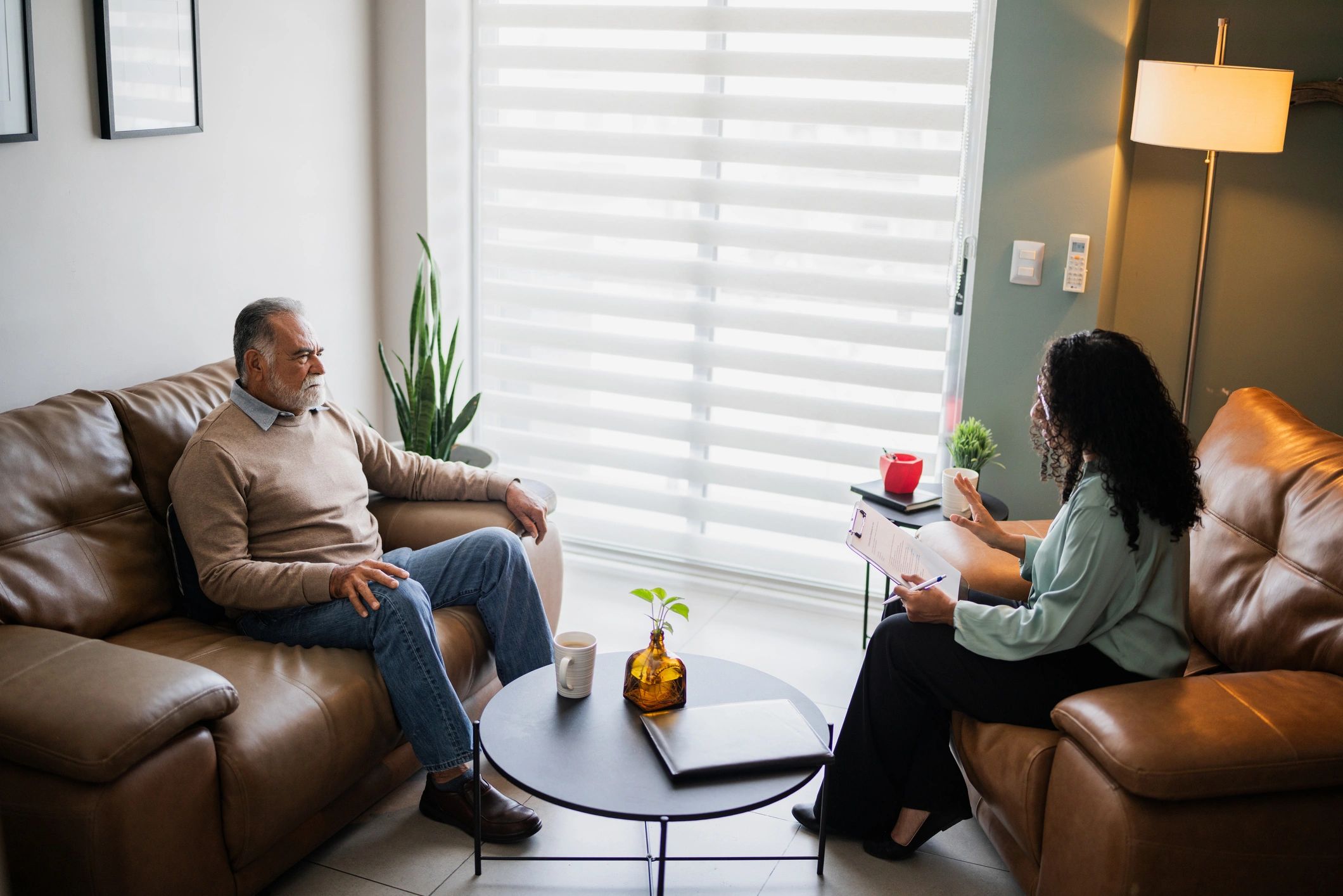 Paciente conversando con terapeuta en consulta