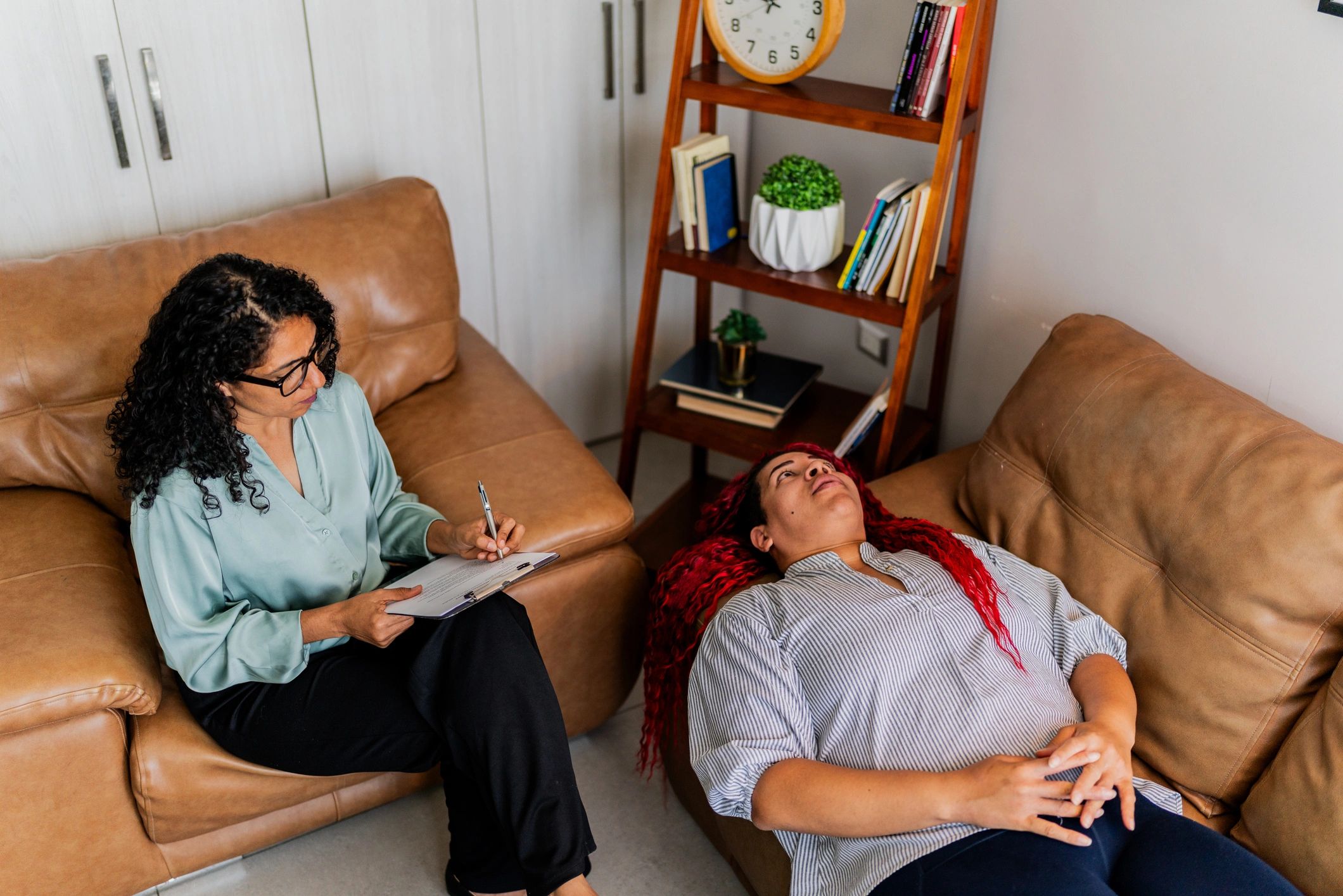 Sesión de terapia psicológica en consultorio