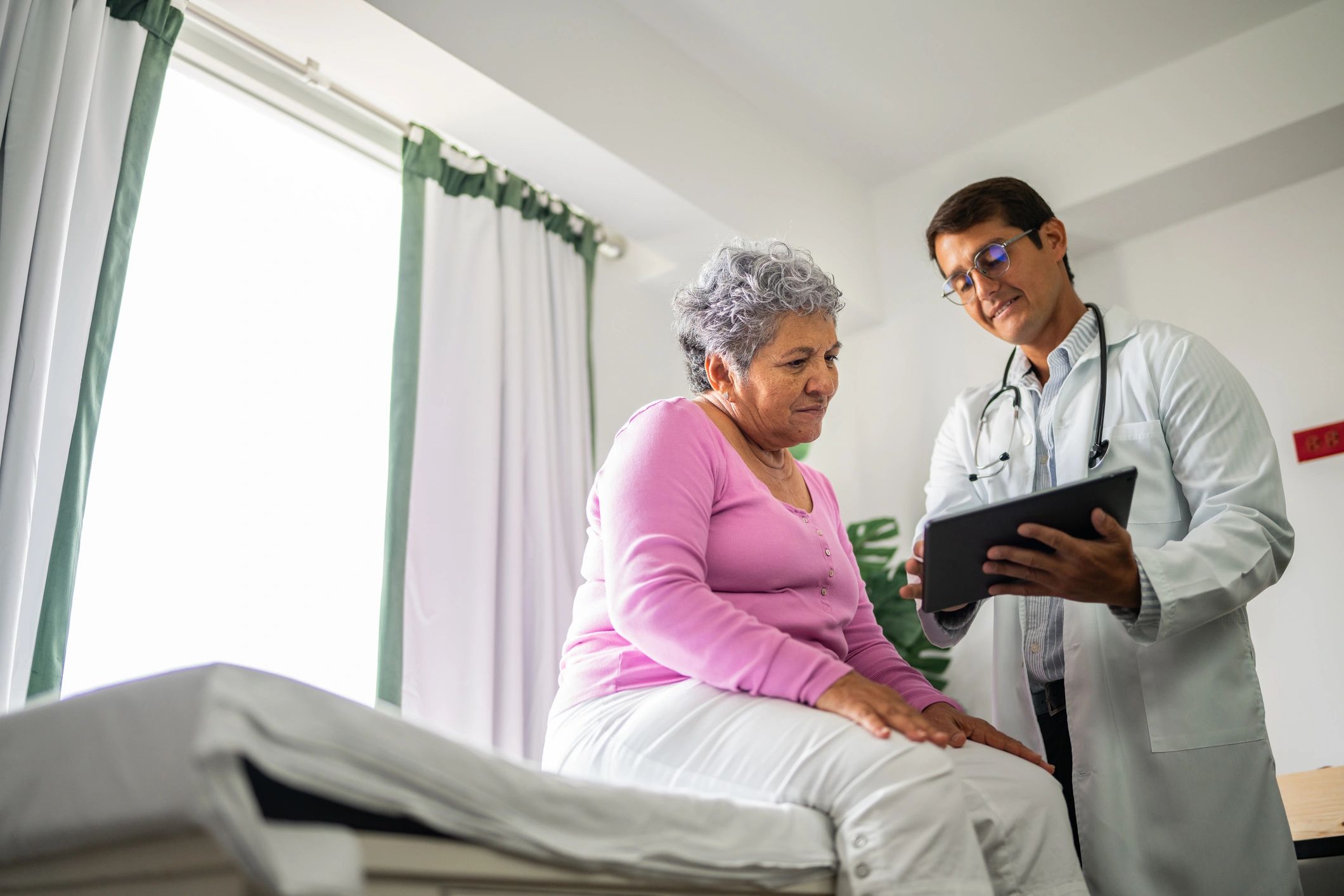 Consulta médica en consultorio con doctor y paciente
