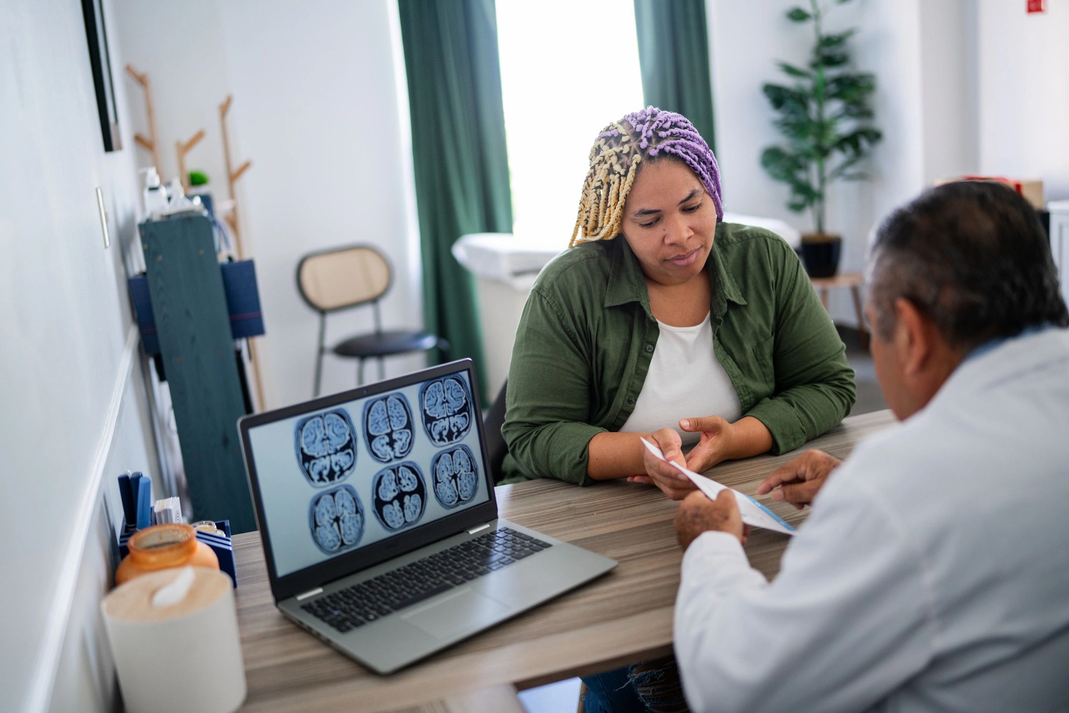 Paciente conversando con profesional de salud durante consulta