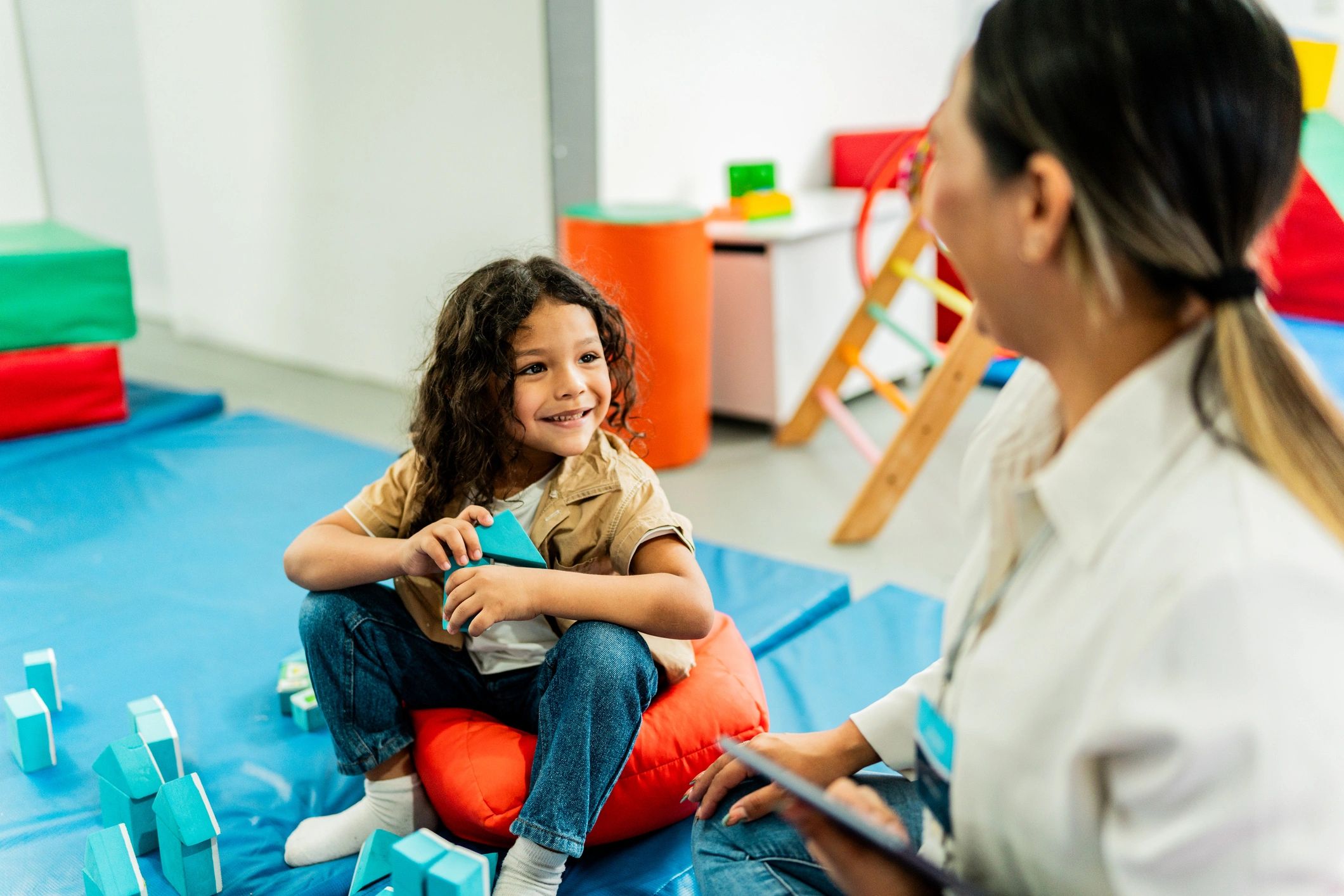 Niño realizando actividad de comunicación con terapeuta del lenguaje