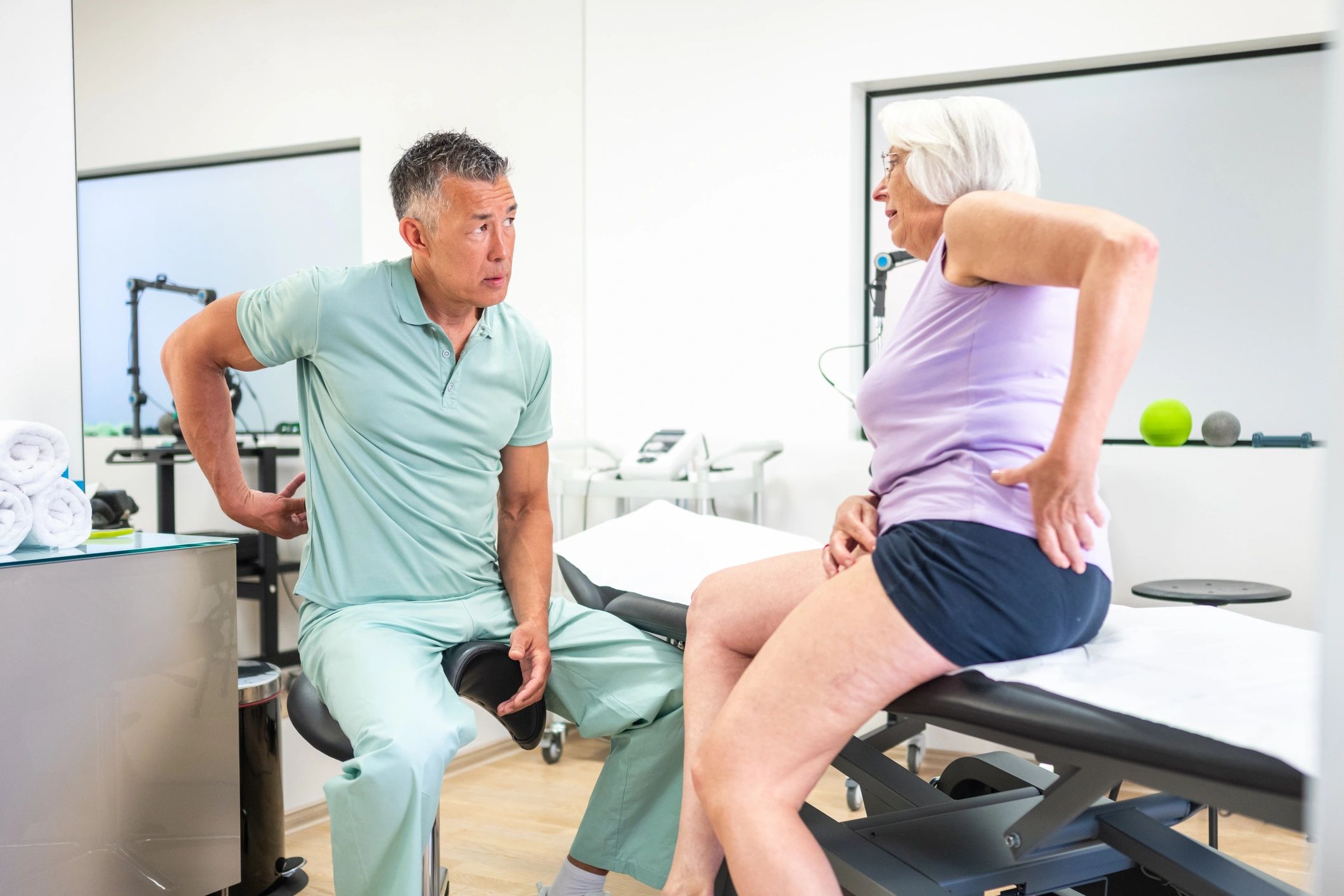 Profesional de salud conversando con paciente sobre manejo del dolor